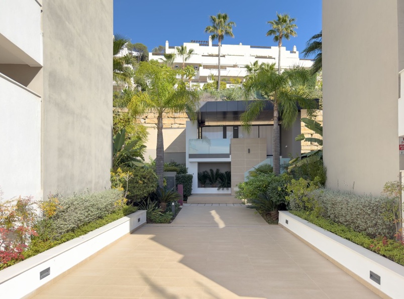 Contemporary 3-bedroom apartment in one of Benahavís' most sought-after residential communities. — frame 15