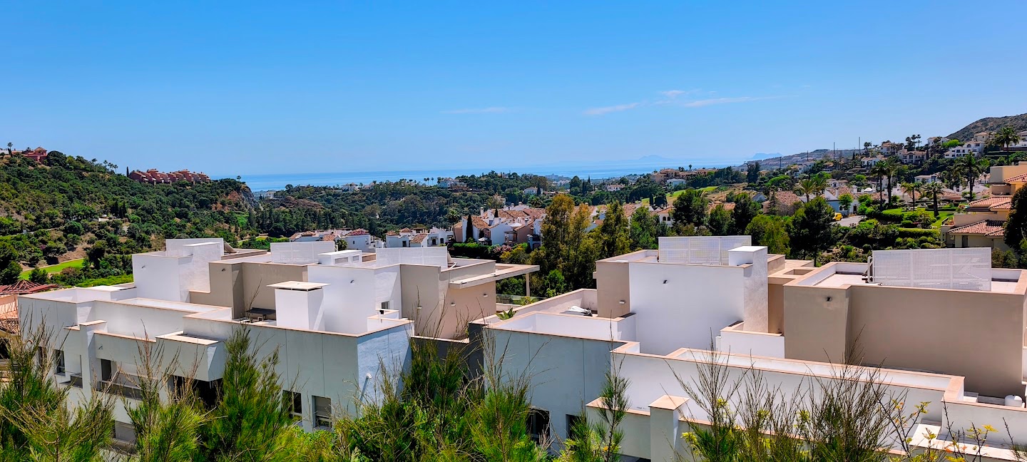 Contemporary 3-bedroom apartment in one of Benahavís' most sought-after residential communities. — frame 11